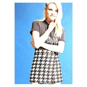 *5/25* Houndstooth wraparound skort